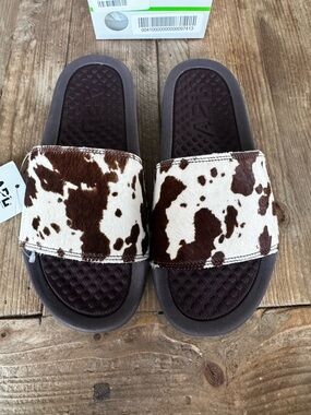 APL Athletic Propulsion Labs Women’s Iconic Slide Sandals Cow Print Size 7 $200